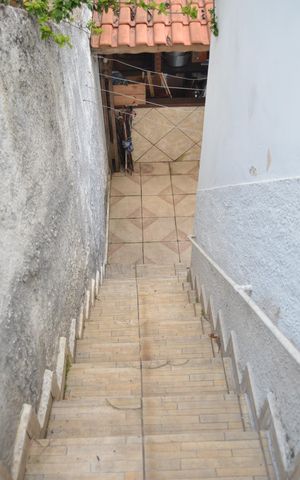 Casa à venda com 105m², 2 quartos e 2 vagasEscada