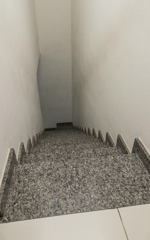Casa à venda com 100m², 2 quartos e 2 vagas Casa à venda com 100m², 2 quartos e 2 vagasEscada de acesso quartos
