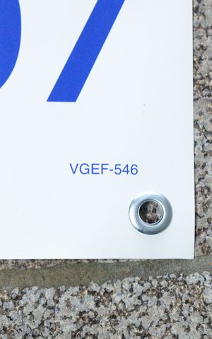 Casa à venda com 250m², 2 quartos e 5 vagasPlaca instalada na janela - Código da placa : VGEF-546
