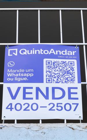 Casa à venda com 250m², 2 quartos e 5 vagasPlaca instalada na janela - Código da placa : VGEF-546