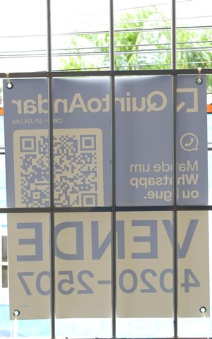 Casa à venda com 250m², 2 quartos e 5 vagasPlaca instalada na janela - Código da placa : VGEF-546