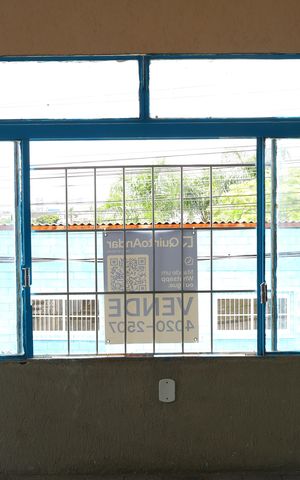 Casa à venda com 250m², 2 quartos e 5 vagasPlaca instalada na janela - Código da placa : VGEF-546