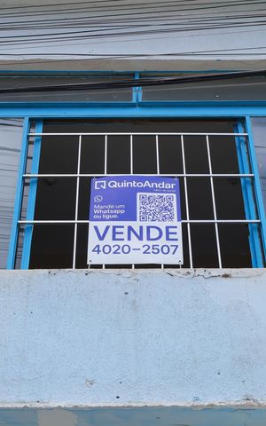 Casa à venda com 250m², 2 quartos e 5 vagasPlaca instalada na janela - Código da placa : VGEF-546