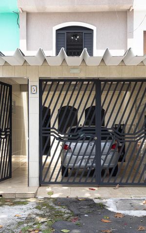Casa à venda com 105m², 2 quartos e 1 vaga Casa à venda com 105m², 2 quartos e 1 vagaFachada