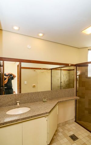 Apartamento à venda com 260m², 5 quartos e 2 vagas Apartamento à venda com 260m², 5 quartos e 2 vagasBanheiro Social 2