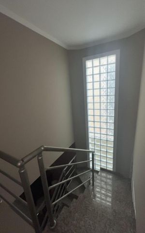 Casa à venda com 250m², 3 quartos e 3 vagasEscada