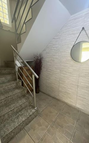 Casa à venda com 250m², 3 quartos e 3 vagasEscada