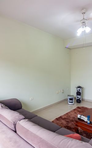 Casa à venda com 200m², 4 quartos e 3 vagas Casa à venda com 200m², 4 quartos e 3 vagasSala
