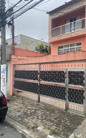 Casa à venda com 200m², 4 quartos e 2 vagas Casa à venda com 200m², 4 quartos e 2 vagasFachada