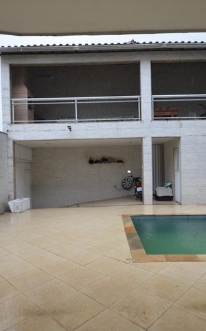 Casa à venda com 360m², 4 quartos e 2 vagasPiscina
