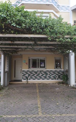 Casa de condomínio à venda com 150m², 3 quartos e 2 vagasFachada e placa