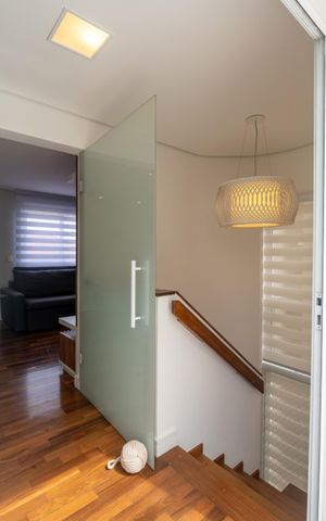 Casa de condomínio à venda com 205m², 3 quartos e 3 vagasEscada