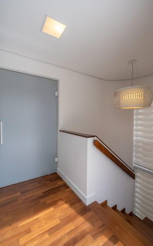 Casa de condomínio à venda com 205m², 3 quartos e 3 vagasEscada