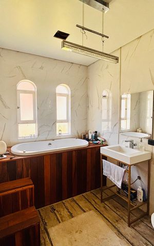 Casa de condomínio para alugar com 600m², 4 quartos e 5 vagasBanheiro suíte 
