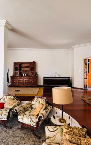 Casa de condomínio para alugar com 600m², 4 quartos e 5 vagasSala