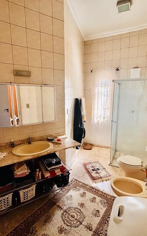 Casa de condomínio para alugar com 600m², 4 quartos e 5 vagasBanheiro 