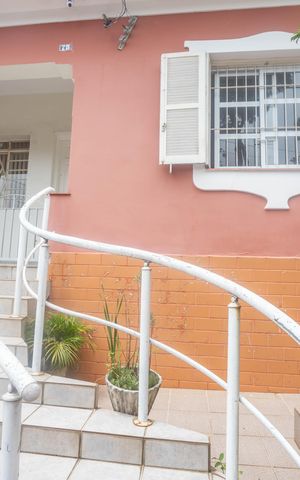 Casa à venda com 250m², 2 quartos e 4 vagas Casa à venda com 250m², 2 quartos e 4 vagasEntrada