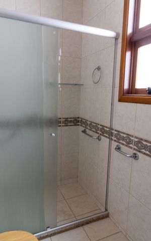 Casa à venda com 190m², 3 quartos e 2 vagas Casa à venda com 190m², 3 quartos e 2 vagasBanheiro