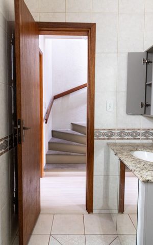 Casa à venda com 190m², 3 quartos e 2 vagas Casa à venda com 190m², 3 quartos e 2 vagasBanheiro
