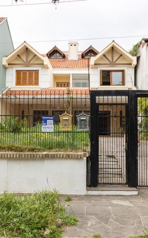 Casa à venda com 190m², 3 quartos e 2 vagas Casa à venda com 190m², 3 quartos e 2 vagasFachada