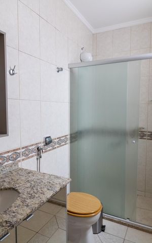 Casa à venda com 190m², 3 quartos e 2 vagas Casa à venda com 190m², 3 quartos e 2 vagasBanheiro