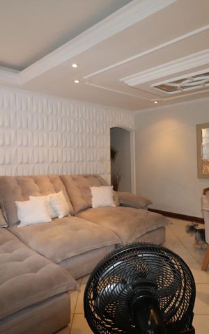 Casa à venda com 224m², 4 quartos e 5 vagas Casa à venda com 224m², 4 quartos e 5 vagasSala