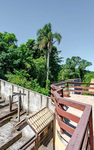 Casa à venda com 460m², 5 quartos e 5 vagas Casa à venda com 460m², 5 quartos e 5 vagasÁrea externa