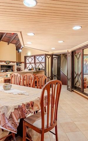 Casa à venda com 460m², 5 quartos e 5 vagas Casa à venda com 460m², 5 quartos e 5 vagasSala de jantar