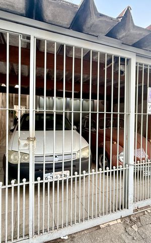 Casa à venda com 115m², 3 quartos e 2 vagas Casa à venda com 115m², 3 quartos e 2 vagasFachada