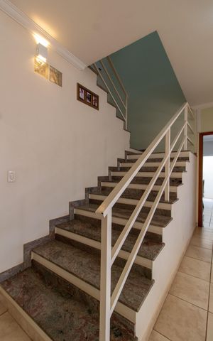 Casa de condomínio à venda com 288m², 5 quartos e 4 vagas Casa de condomínio à venda com 288m², 5 quartos e 4 vagasESCADA ACESSOS