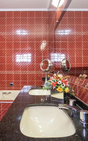 Casa à venda com 450m², 4 quartos e 4 vagas Casa à venda com 450m², 4 quartos e 4 vagasBanheiro da Suíte 2