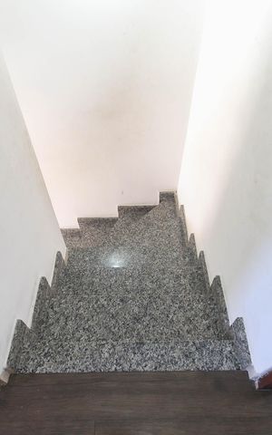 Casa de condomínio à venda com 62m², 2 quartos e 1 vaga Casa de condomínio à venda com 62m², 2 quartos e 1 vagaEscada