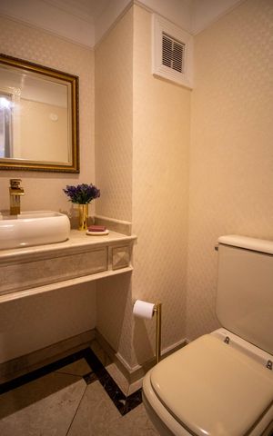 Apartamento à venda com 250m², 5 quartos e 3 vagas Apartamento à venda com 250m², 5 quartos e 3 vagasLavabo