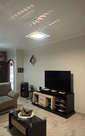Casa à venda com 181m², 3 quartos e 2 vagas Casa à venda com 181m², 3 quartos e 2 vagasSala