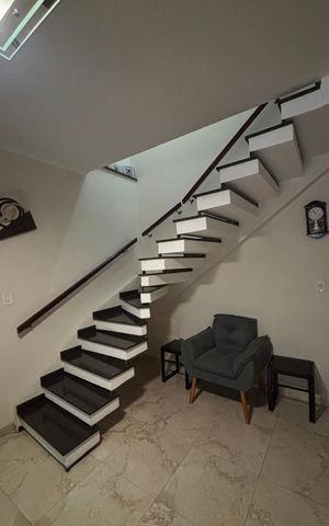 Casa à venda com 181m², 3 quartos e 2 vagas Casa à venda com 181m², 3 quartos e 2 vagasEscada