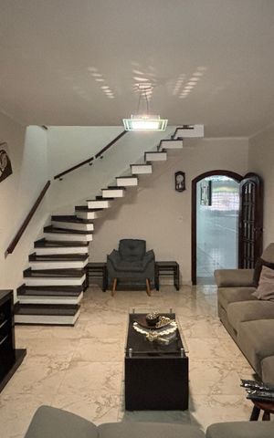 Casa à venda com 181m², 3 quartos e 2 vagas Casa à venda com 181m², 3 quartos e 2 vagasSala