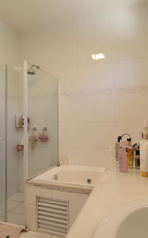 Casa à venda com 350m², 3 quartos e 5 vagasBanheiro da Suíte 2