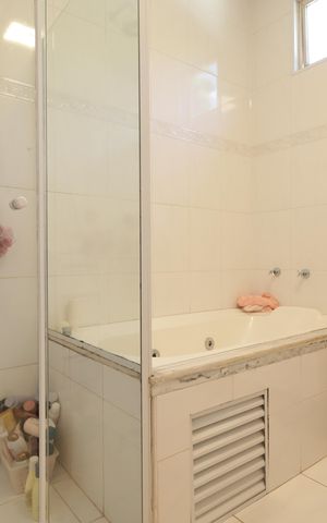 Casa à venda com 350m², 3 quartos e 5 vagasBanheiro da Suíte 2