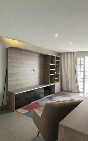 Casa à venda com 230m², 3 quartos e 3 vagas Casa à venda com 230m², 3 quartos e 3 vagasSala