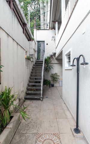 Casa à venda com 162m², 3 quartos e 5 vagas Casa à venda com 162m², 3 quartos e 5 vagasEscada