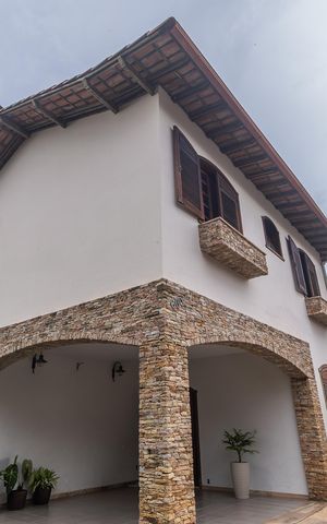 Casa à venda com 400m², 6 quartos e 8 vagas Casa à venda com 400m², 6 quartos e 8 vagasFachada