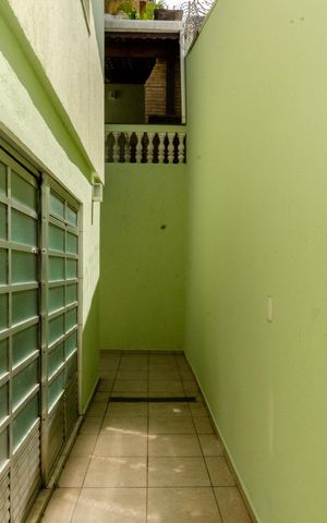 Casa à venda com 220m², 3 quartos e 3 vagas Casa à venda com 220m², 3 quartos e 3 vagasCorredor externo