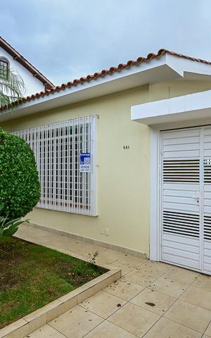 Casa à venda com 181m², 2 quartos e 2 vagas Casa à venda com 181m², 2 quartos e 2 vagasFachada