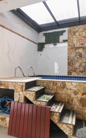 Casa à venda com 180m², 4 quartos e 2 vagas Casa à venda com 180m², 4 quartos e 2 vagasPiscina