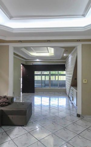 Casa à venda com 180m², 4 quartos e 2 vagas Casa à venda com 180m², 4 quartos e 2 vagasSala