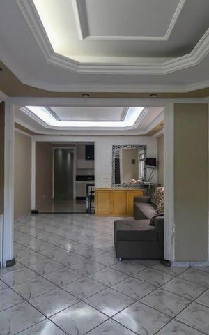 Casa à venda com 180m², 4 quartos e 2 vagas Casa à venda com 180m², 4 quartos e 2 vagasSala