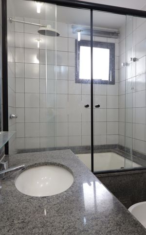 Apartamento à venda com 212m², 4 quartos e 3 vagasBanheiro da Suíte 1