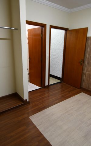 Casa à venda com 250m², 4 quartos e 4 vagasQuarto 4 - Suíte