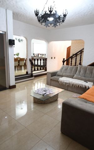 Casa à venda com 250m², 4 quartos e 4 vagasSala