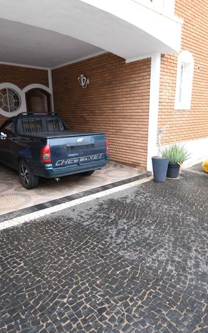 Casa à venda com 250m², 4 quartos e 4 vagasGaragem